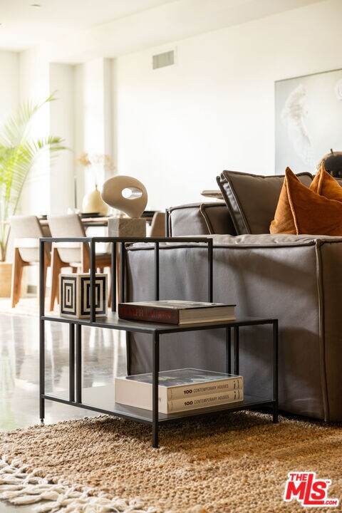 Building Photo - 547 N Sweetzer Ave