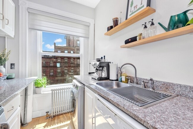 Building Photo - 405 Marlborough St