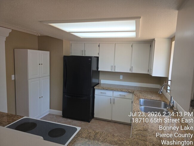 Building Photo - Bonney Lake - Lake Jane HOA - 3 bedroom 2 bathroom rambler home for rent -EV charger, Available NOW!