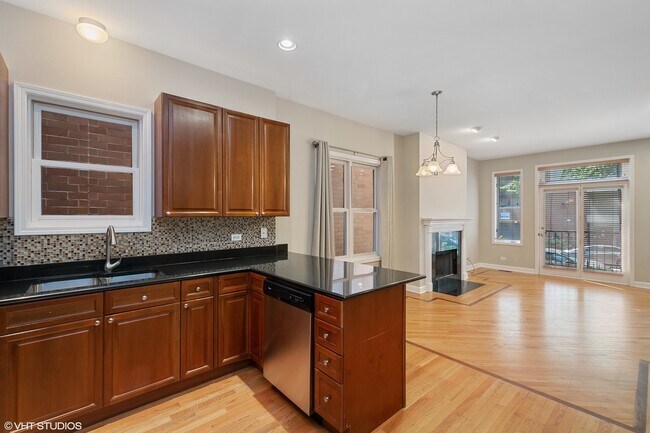 Building Photo - 882 W Lill Ave