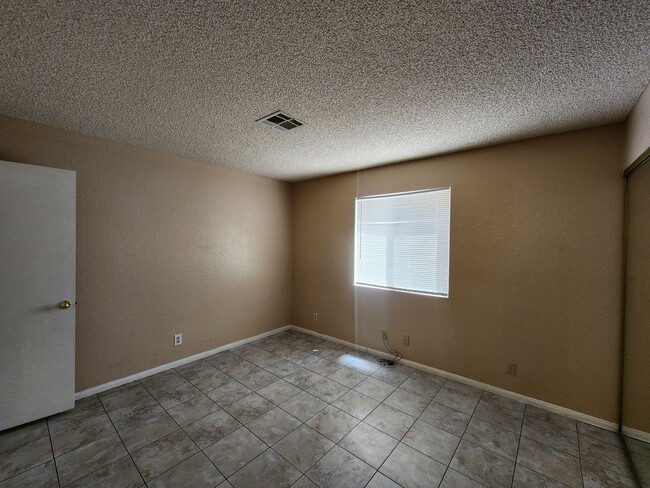 Building Photo - Affordable Condo, Perfect Living Space, Ex...