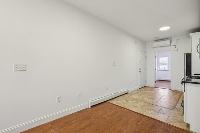 Building Photo - 76 Hutton St