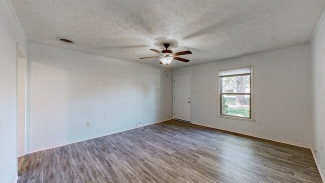 Building Photo - 8614 Burleson Ln