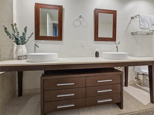 Building Photo - 475 Brickell Ave