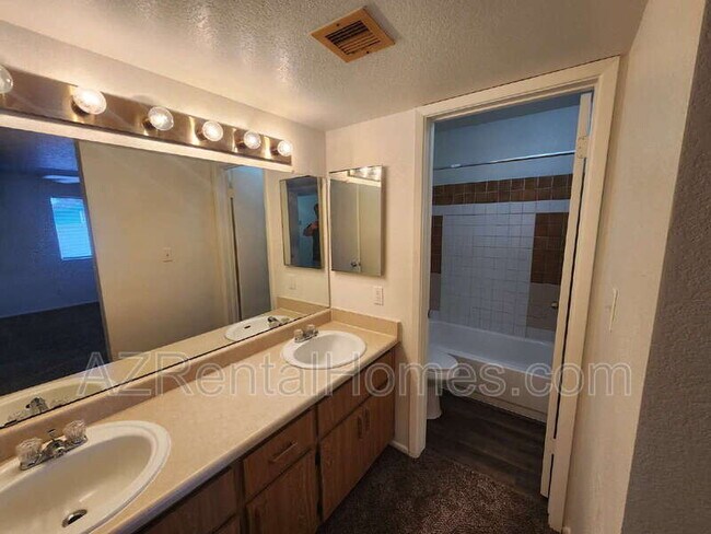 Building Photo - 1215 E Lemon St