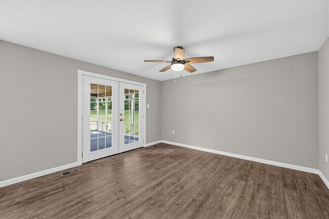 Building Photo - 4419 S Shore Dr
