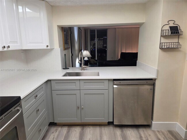 Building Photo - 555 NE 15th St