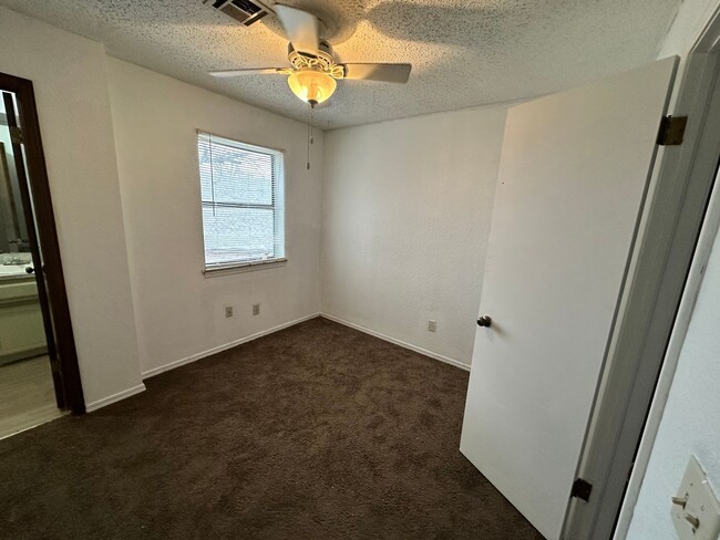 Building Photo - Spacious 2-Bedroom, 1.5-Bath Duplex!