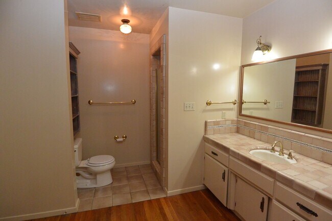 Building Photo - Cute Home in Beverly Glen Area