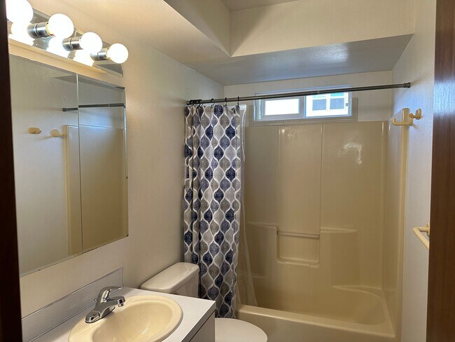 Building Photo - 1 Bedroom, 1 Bathroom Lower Unit in Small Apartment Building Close to BTC