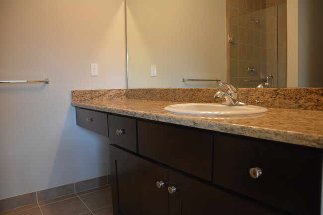 Upstairs Hallway Bathroom - 6250 Windemere Ln