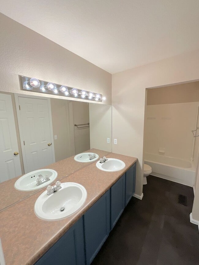 Building Photo - 3 Bedroom Home Available Near N Powers Blvd & Dublin Blvd!