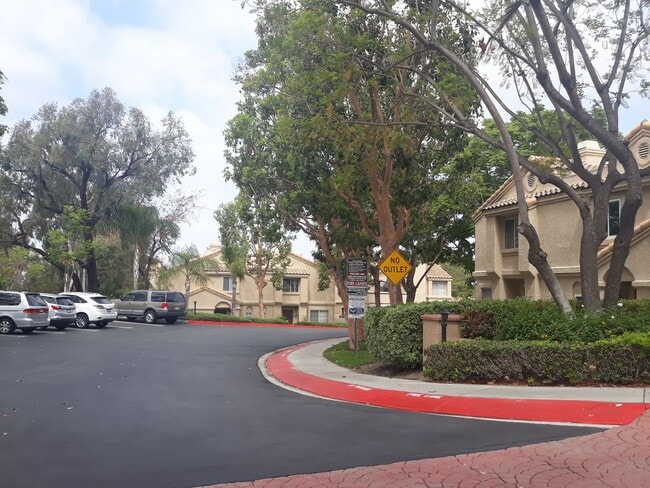 Building Photo - Great Location in Lake Forest