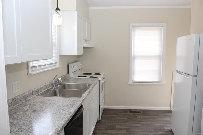 Building Photo - 2100 E Gum St