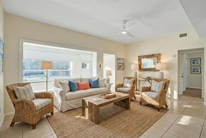 Building Photo - 1205 S Lake Dr