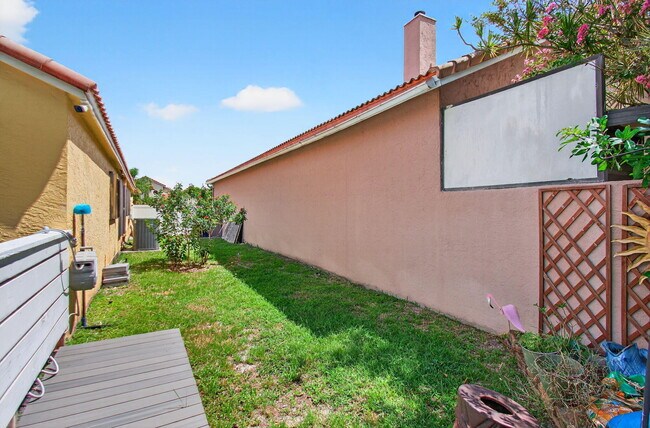 Building Photo - 10332 Islander Dr