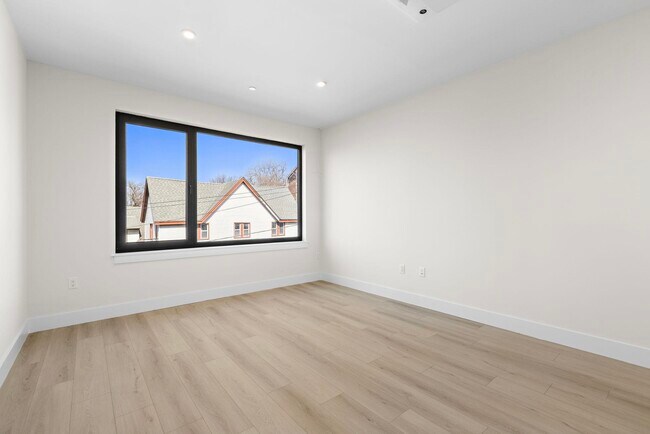 Building Photo - 4525 Bergenwood Ave