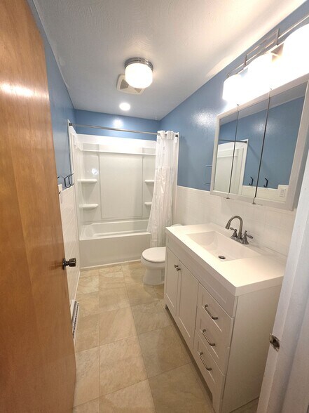 Building Photo - 506 W Dunbar St
