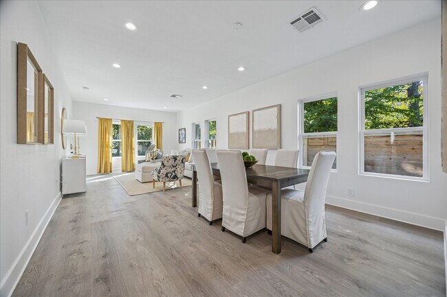 Building Photo - 515 E 9th St