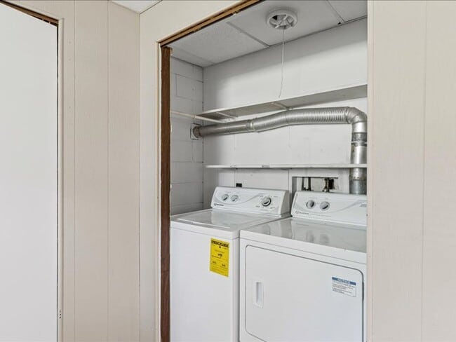 Building Photo - Get $725 off your security deposit OR $250...