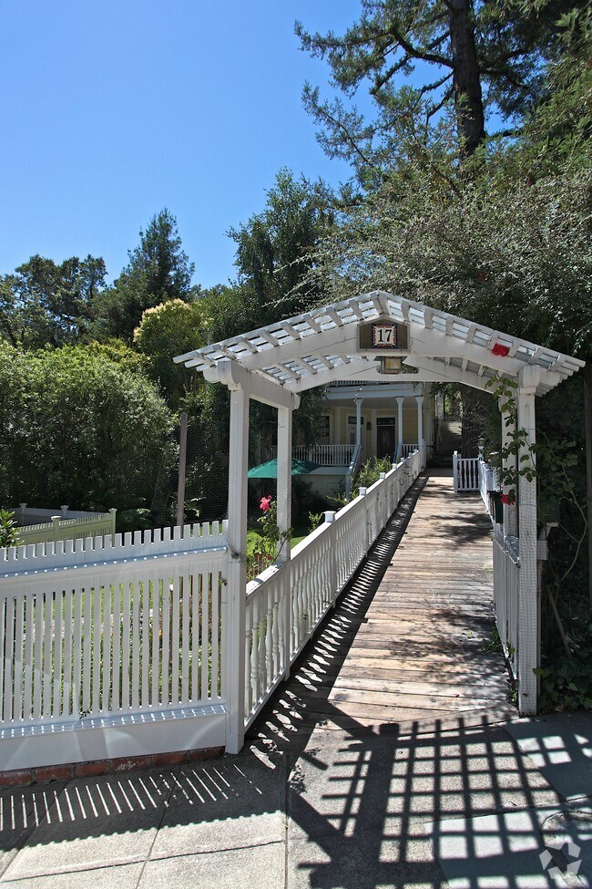 Building Photo - 17 Onyx St