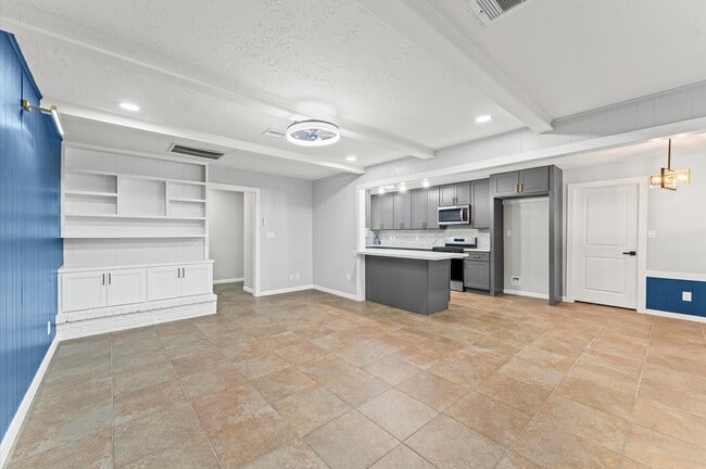 Building Photo - 8231 Garden Parks Dr