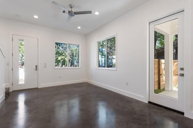 Building Photo - 2504 E 6th St