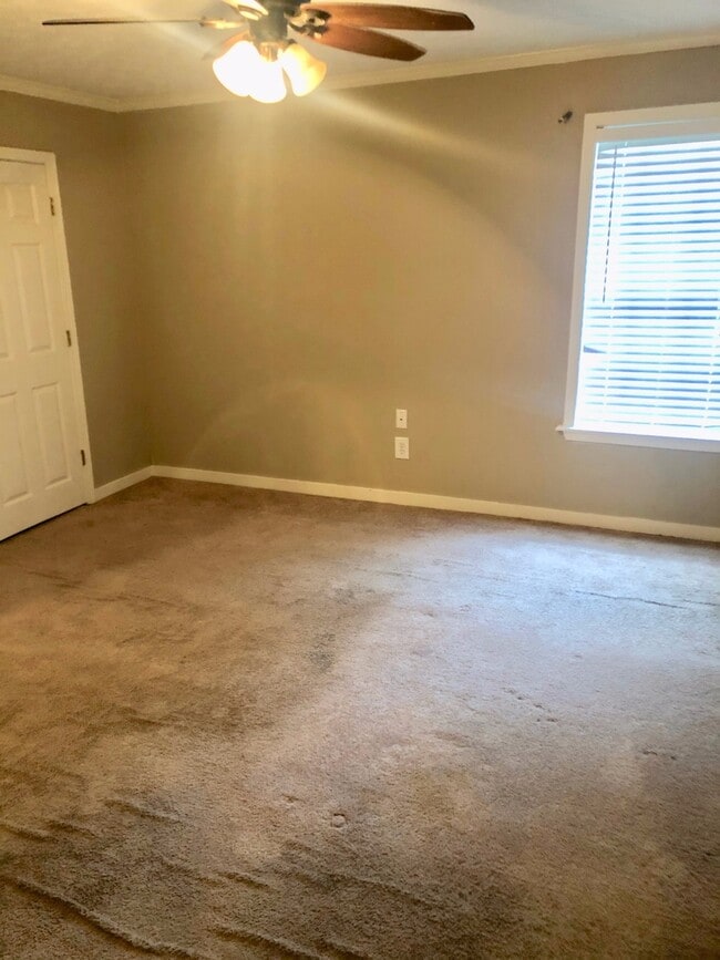 Building Photo - 2 bed, 1.5 bath in Brandon!