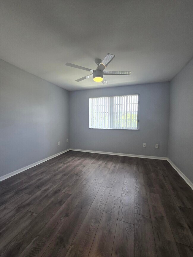 Building Photo - 1400 Crestwood Ct S