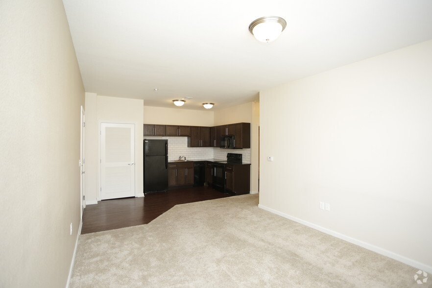 1BR, 1BA - 601 SF - The Flats 324