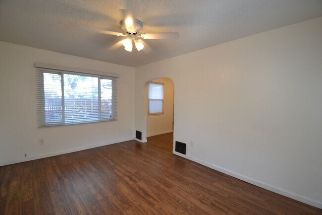Building Photo - 322 Park Ln