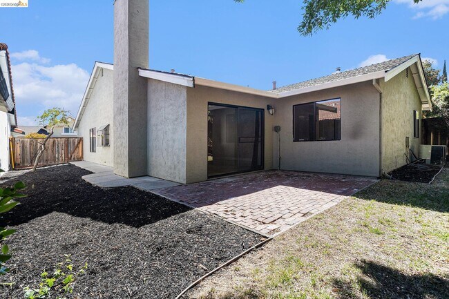 Building Photo - 3000 Sombrero Cir