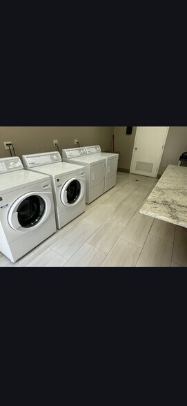 Building Photo - 512 E Ave