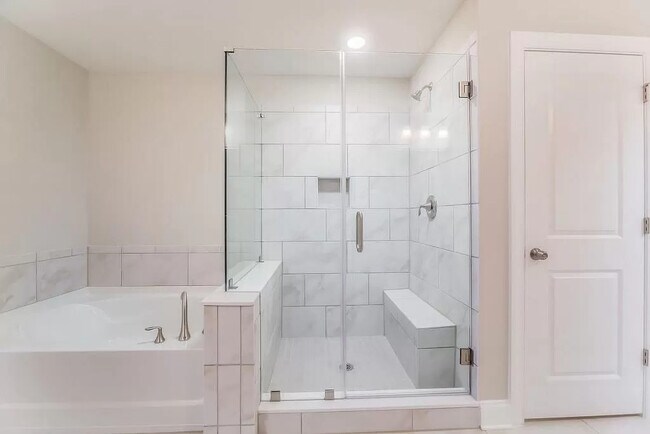 Building Photo - 611 N Main St