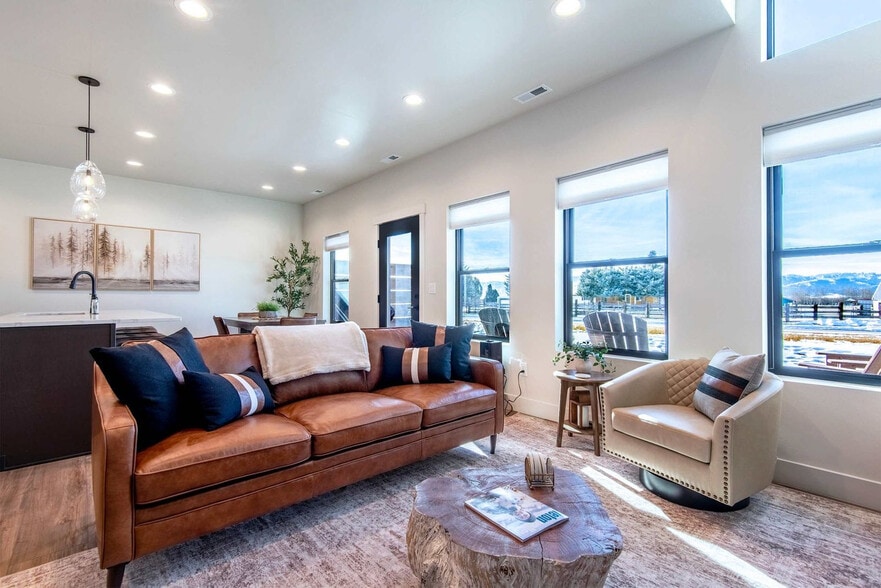 Building Photo - 690 Stone Peak Lp