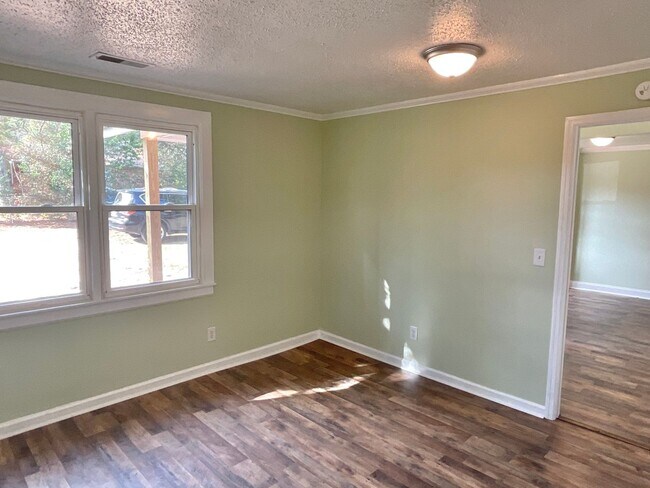 Building Photo - Updated home in Augusta