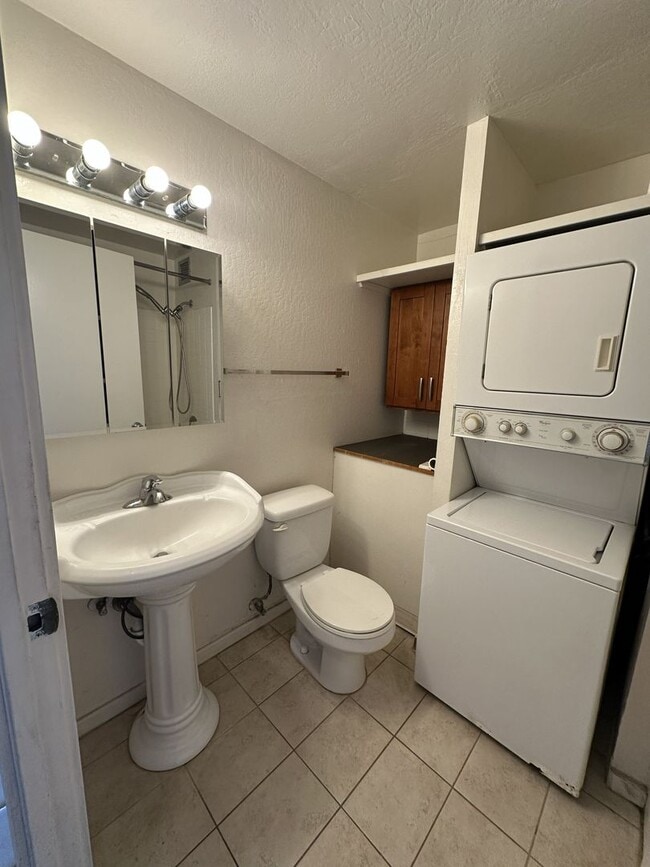 Building Photo - CITRON VILLA - 1 BDRM 1 Bath 1 Parking