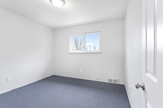 Building Photo - 426 Oak St