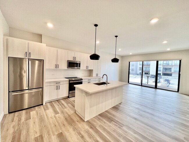 Building Photo - Luxurious Solheim Condo for Rent!