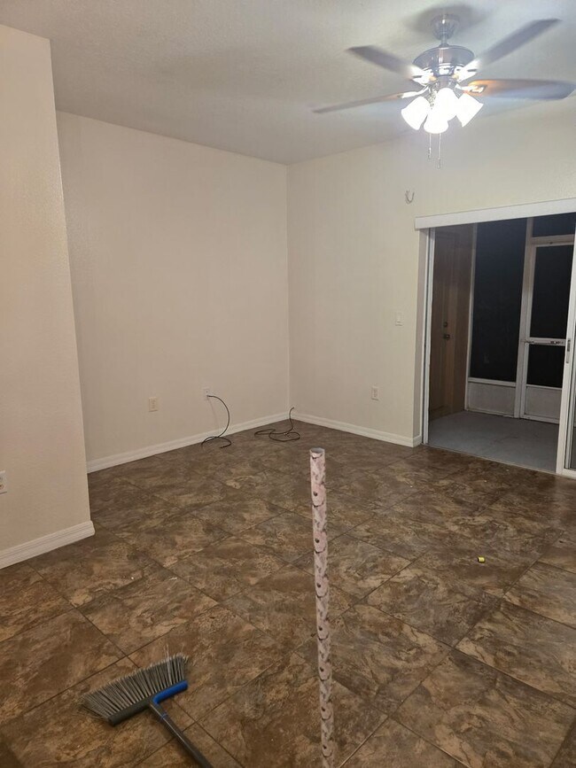 Building Photo - 807 Chelsea Dr