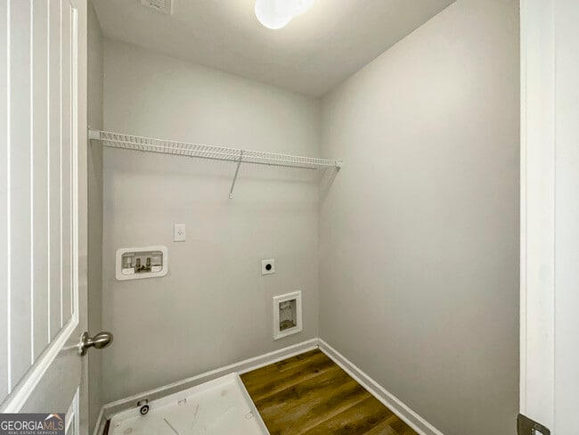 Building Photo - 230 Daisy Cir