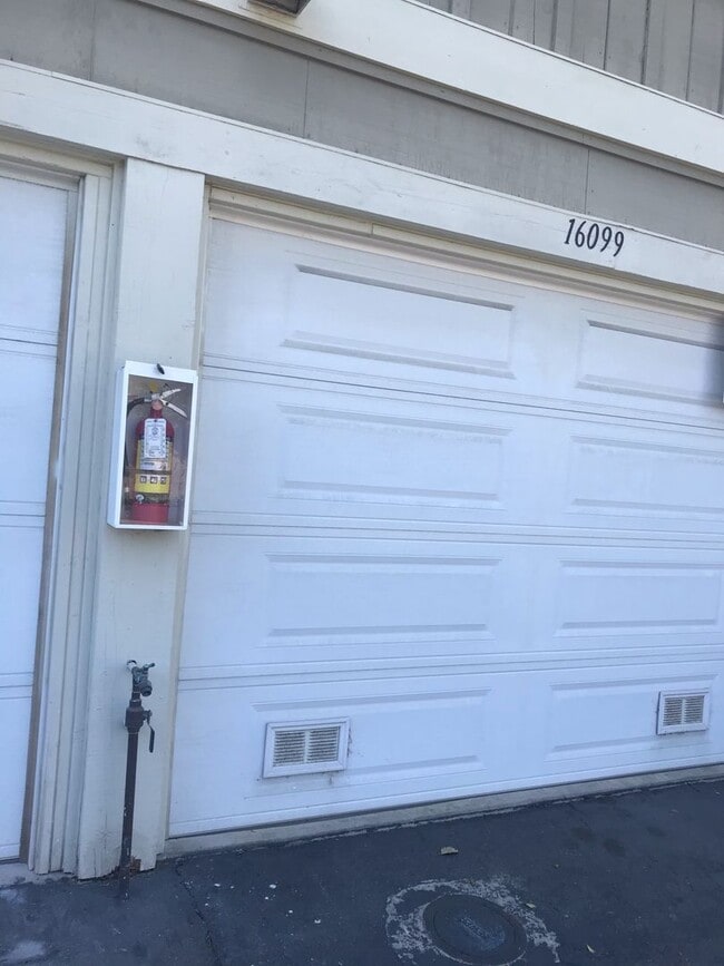 Building Photo - 2 BEDROOM/2BATH TOWN HOUSE STYLE CONDO IN ...