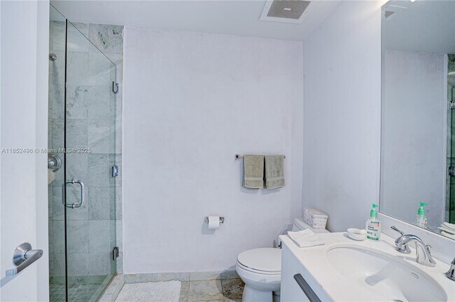 Building Photo - 1060 Brickell Ave