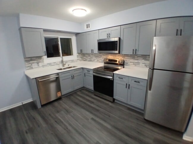 Building Photo - 9460 Bay Colony Dr