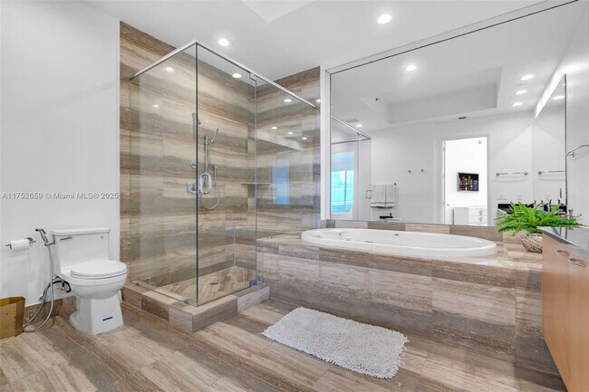 Building Photo - 15811 Collins Ave