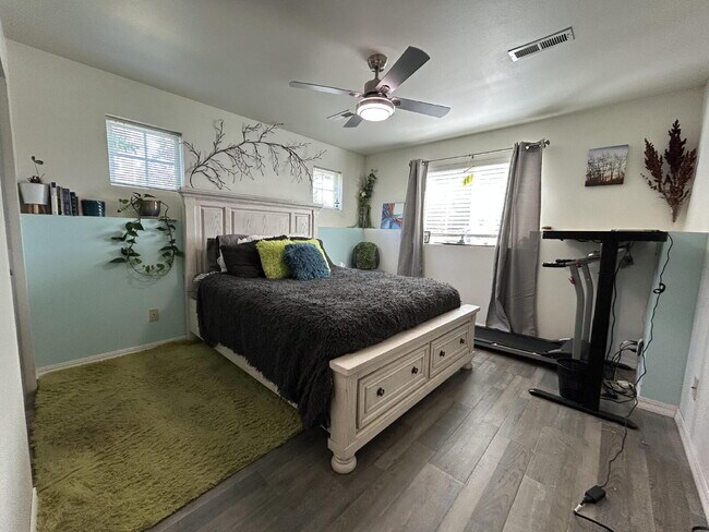 Building Photo - Cozy 2 Bed, 1 Bath Apartment with Fireplac...