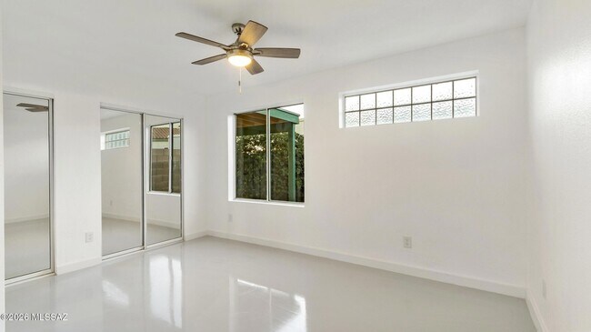 Building Photo - 574 Duchess Dr