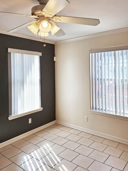 Building Photo - 1905 Maria Isabel Dr