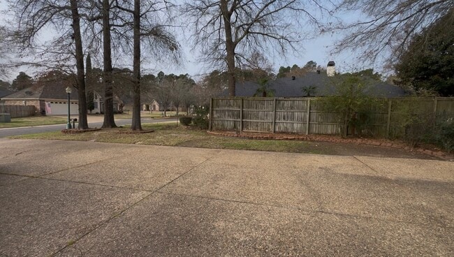 Building Photo - 408 Hidden Oaks Cir