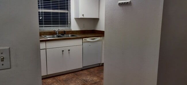 Building Photo - 3 bedroom 2 bath